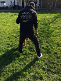 Herrchen trainiert Hunde beim Einzel - Intensivetraining auf der Wiese an der Hundeschule - Hundetraining Canis Evolution Dogtraining aus Neuried und Umgebung