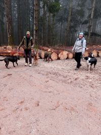 Hundhalter mit Ihren Hunden beim Gruppen und Verhaltenstraining der Hundeschule Neuried und Umgebung